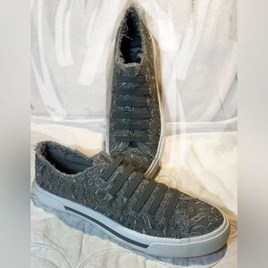 ROCKET DOG TEXTURED GRAY SLIP-ON SNEAKERS